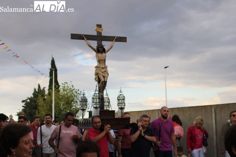 Anaya de Alba comienza sus fiestas con el tradicional traslado del Cristo del Amparo