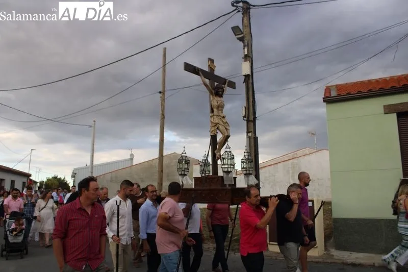 Foto 8 - Anaya de Alba comienza sus fiestas con el tradicional traslado del Cristo del Amparo