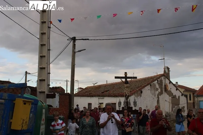 Foto 7 - Anaya de Alba comienza sus fiestas con el tradicional traslado del Cristo del Amparo
