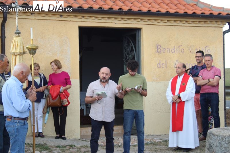 Foto 3 - Anaya de Alba comienza sus fiestas con el tradicional traslado del Cristo del Amparo