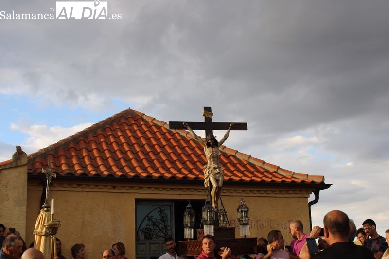 Foto 2 - Anaya de Alba comienza sus fiestas con el tradicional traslado del Cristo del Amparo