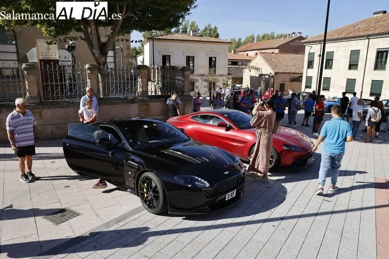 Deportivos del Tour Drive España en la plaza del Mercado Viejo, en Salamanca. Foto de David Sañudo