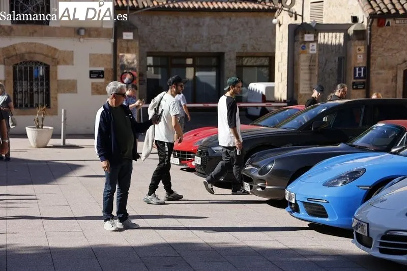 Deportivos del Tour Drive España en la plaza del Mercado Viejo, en Salamanca. Foto de David Sañudo