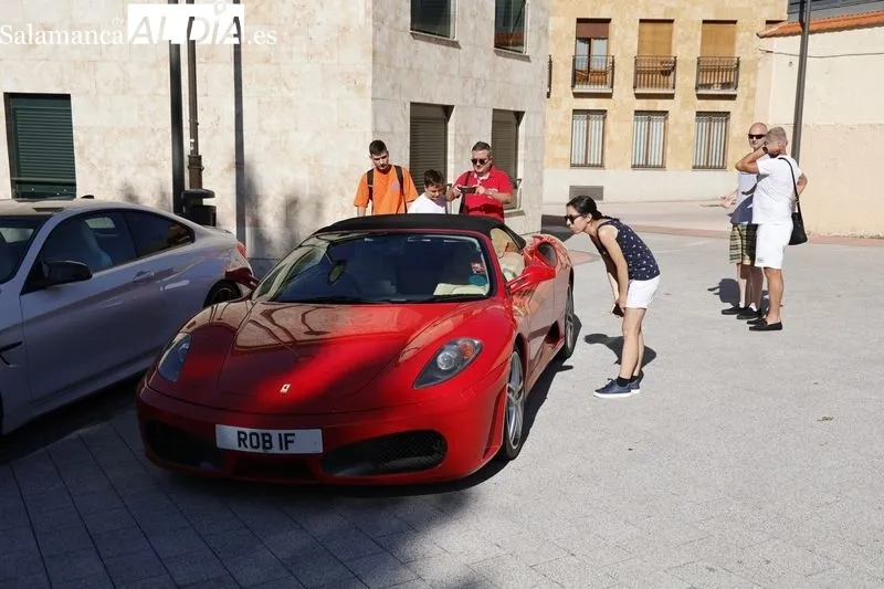 Deportivos del Tour Drive España en la plaza del Mercado Viejo, en Salamanca. Foto de David Sañudo