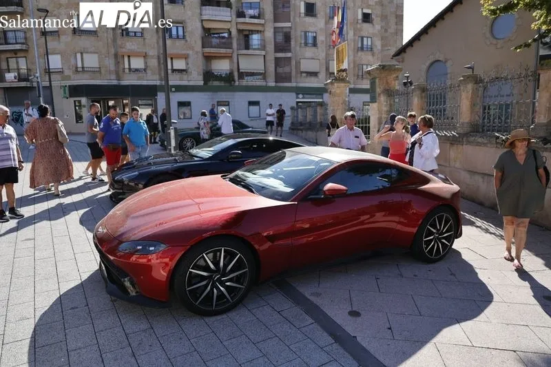 Deportivos del Tour Drive España en la plaza del Mercado Viejo, en Salamanca. Foto de David Sañudo