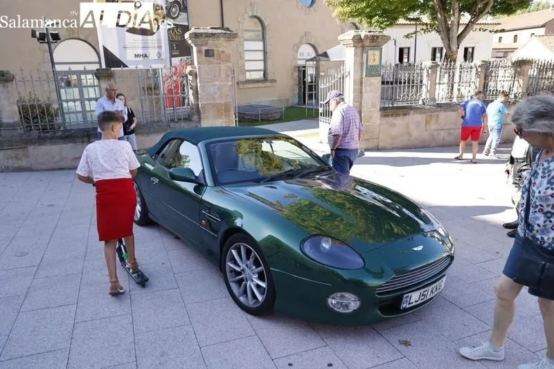 Deportivos del Tour Drive España en la plaza del Mercado Viejo, en Salamanca. Foto de David Sañudo