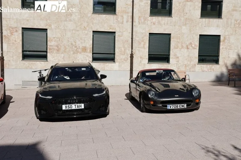 Deportivos del Tour Drive España en la plaza del Mercado Viejo, en Salamanca. Foto de David Sañudo