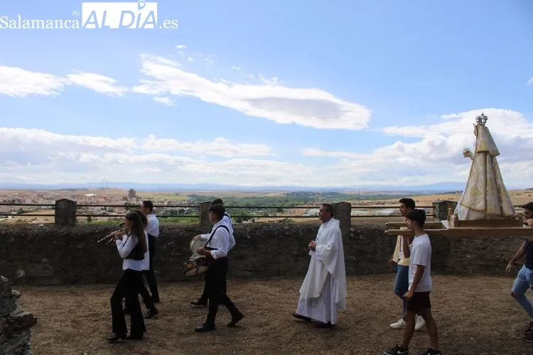 Foto 2 - Los fieles de la Virgen de Otero disfrutan de su gran d&iacute;a&nbsp;