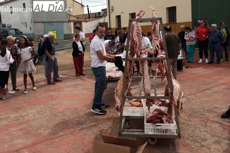 Jamones Pepiño regala un día de fiesta a los vecinos de Bañobárez con una matanza tradicional 
