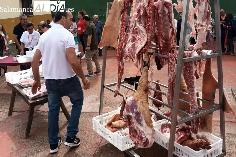 Jamones Pepiño regala un día de fiesta a los vecinos de Bañobárez con una matanza tradicional 