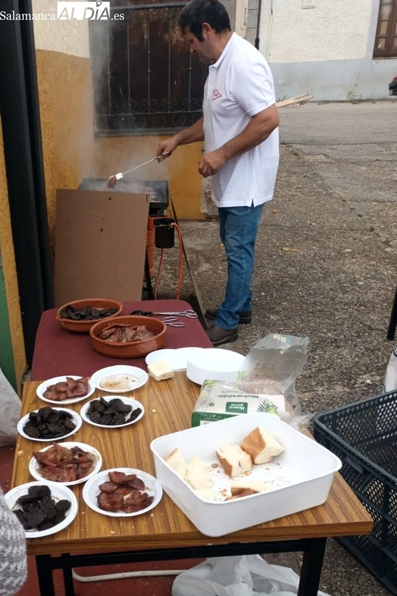 Jamones Pepiño regala un día de fiesta a los vecinos de Bañobárez con una matanza tradicional 