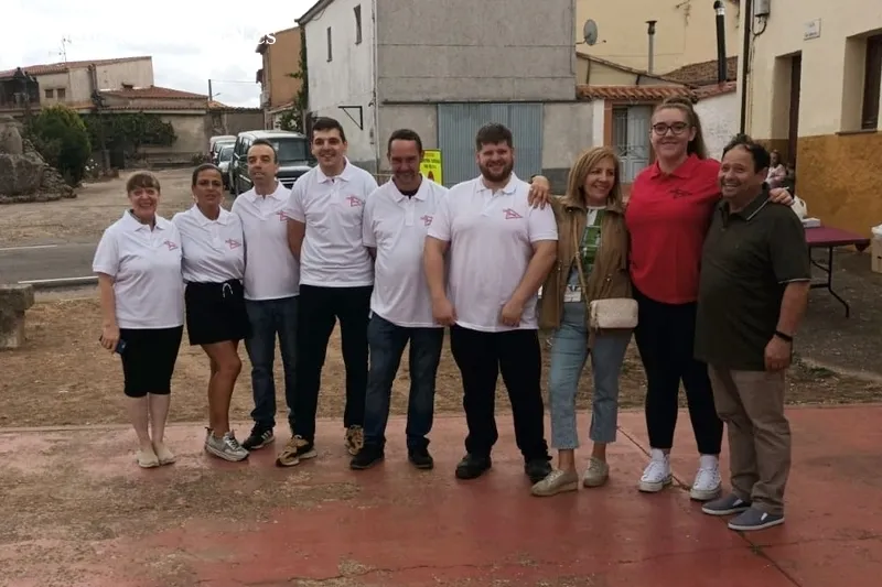Jamones Pepiño regala un día de fiesta a los vecinos de Bañobárez con una matanza tradicional 