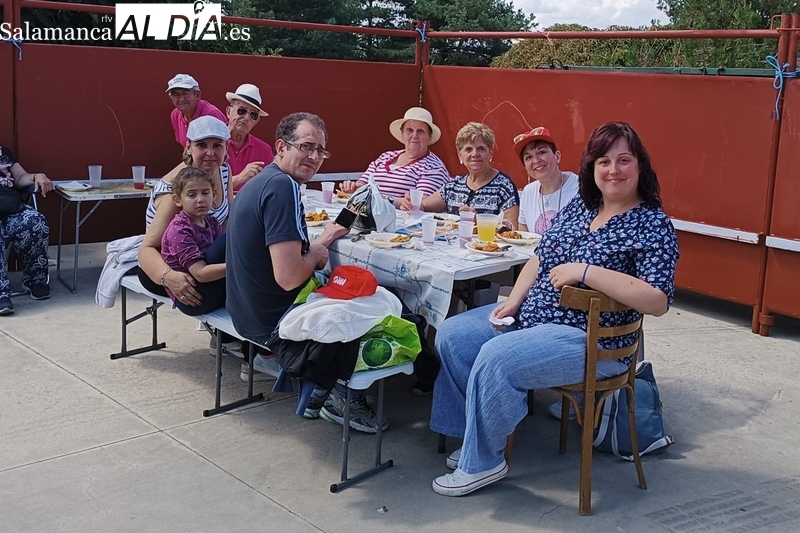 Subasta de roscas y paella en las fiestas de Villares de Yeltes / FOTOS: MERCERÍA DE YOLY Y PATRICIA