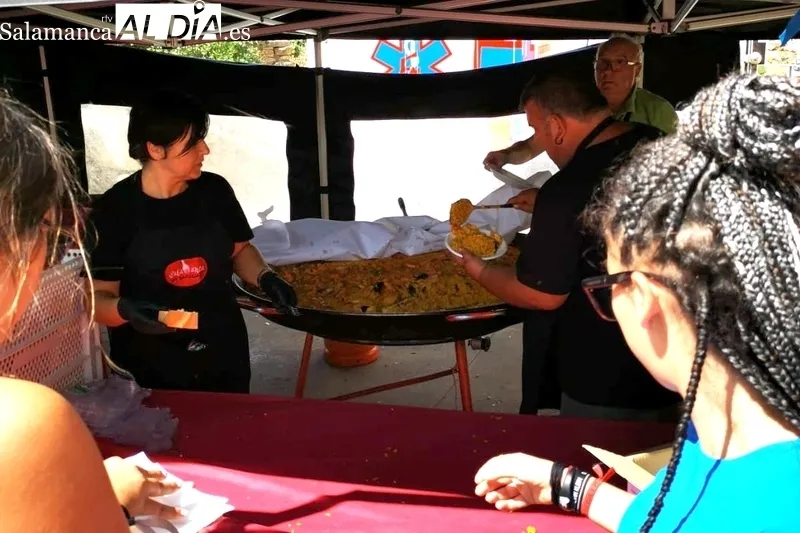 Subasta de roscas y paella en las fiestas de Villares de Yeltes / FOTOS: MERCERÍA DE YOLY Y PATRICIA