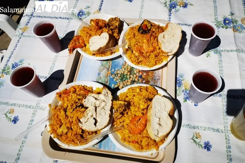 Subasta de roscas y paella en las fiestas de Villares de Yeltes / FOTOS: MERCERÍA DE YOLY Y PATRICIA