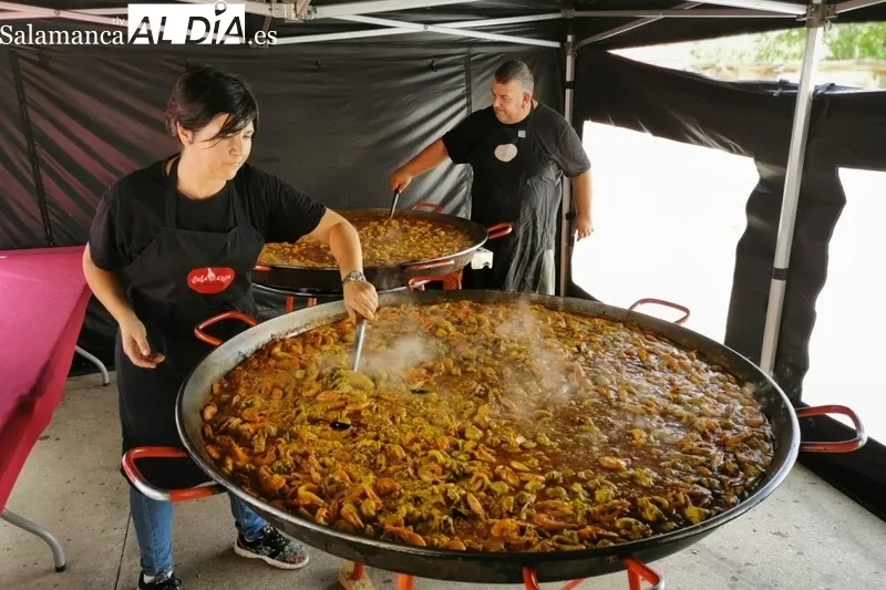 Subasta de roscas y paella en las fiestas de Villares de Yeltes / FOTOS: MERCERÍA DE YOLY Y PATRICIA