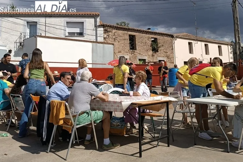 Subasta de roscas y paella en las fiestas de Villares de Yeltes / FOTOS: MERCERÍA DE YOLY Y PATRICIA