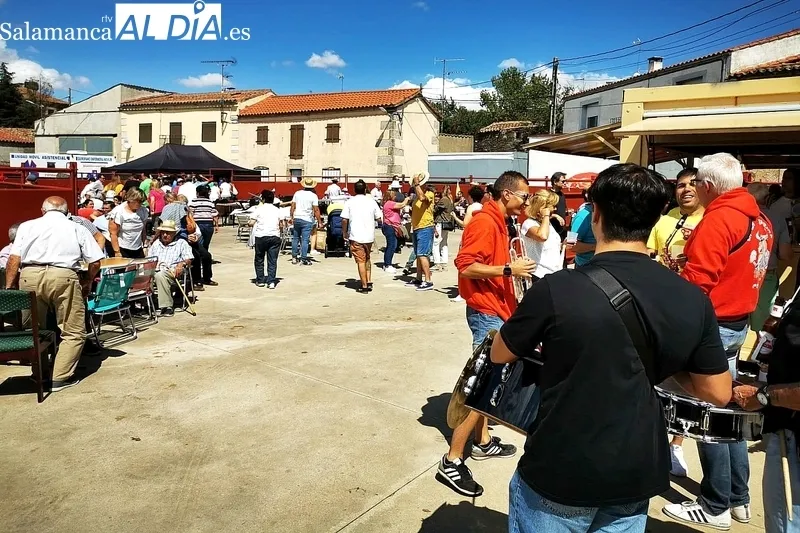 Subasta de roscas y paella en las fiestas de Villares de Yeltes / FOTOS: MERCERÍA DE YOLY Y PATRICIA