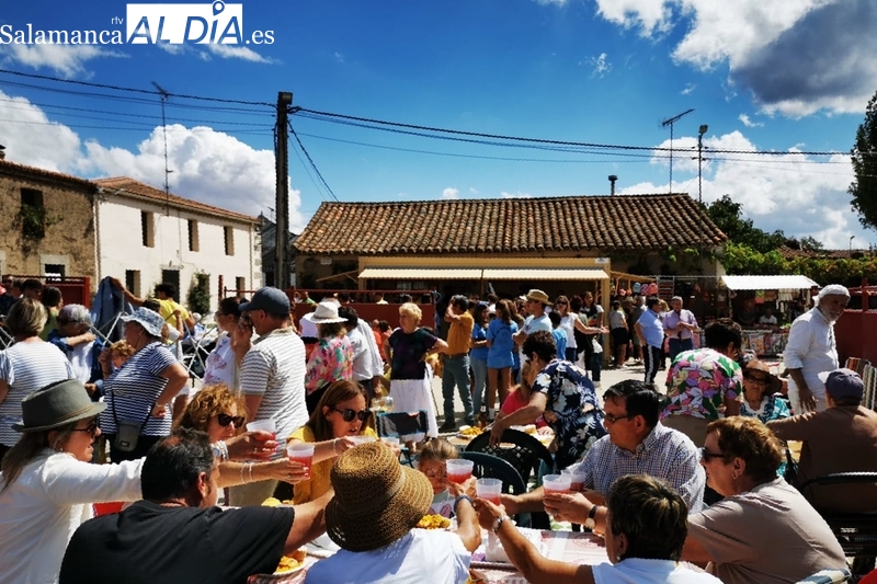 Subasta de roscas y paella en las fiestas de Villares de Yeltes / FOTOS: MERCERÍA DE YOLY Y PATRICIA