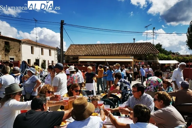 Subasta de roscas y paella en las fiestas de Villares de Yeltes / FOTOS: MERCERÍA DE YOLY Y PATRICIA
