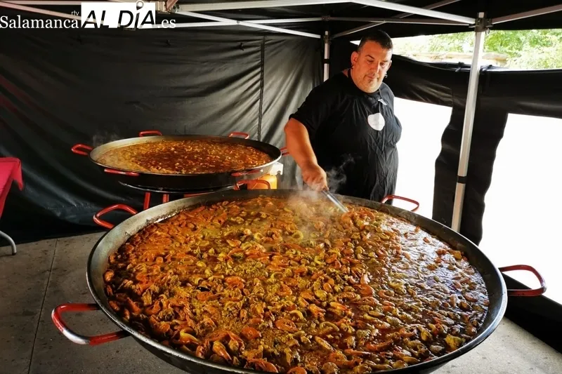 Subasta de roscas y paella en las fiestas de Villares de Yeltes / FOTOS: MERCERÍA DE YOLY Y PATRICIA