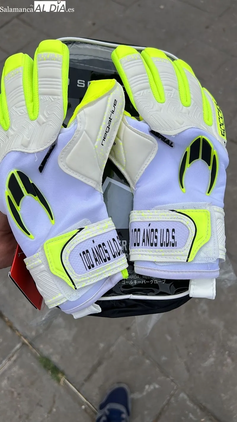 Hugo, portero del Benjamín B, con los guantes / SALAMANCArtv AL DÍA