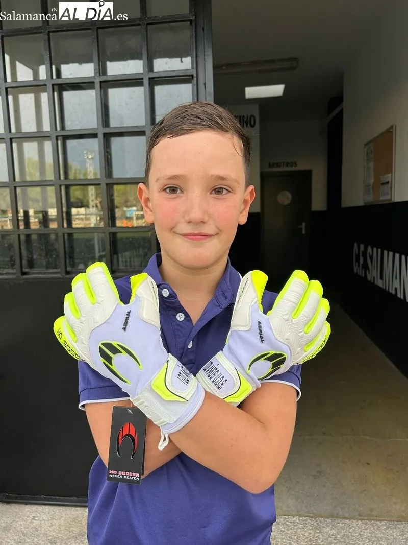 Hugo, portero del Benjamín B, con los guantes / SALAMANCArtv AL DÍA