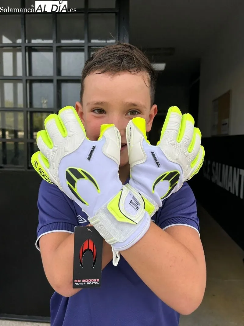 Hugo, portero del Benjamín B, con los guantes / SALAMANCArtv AL DÍA