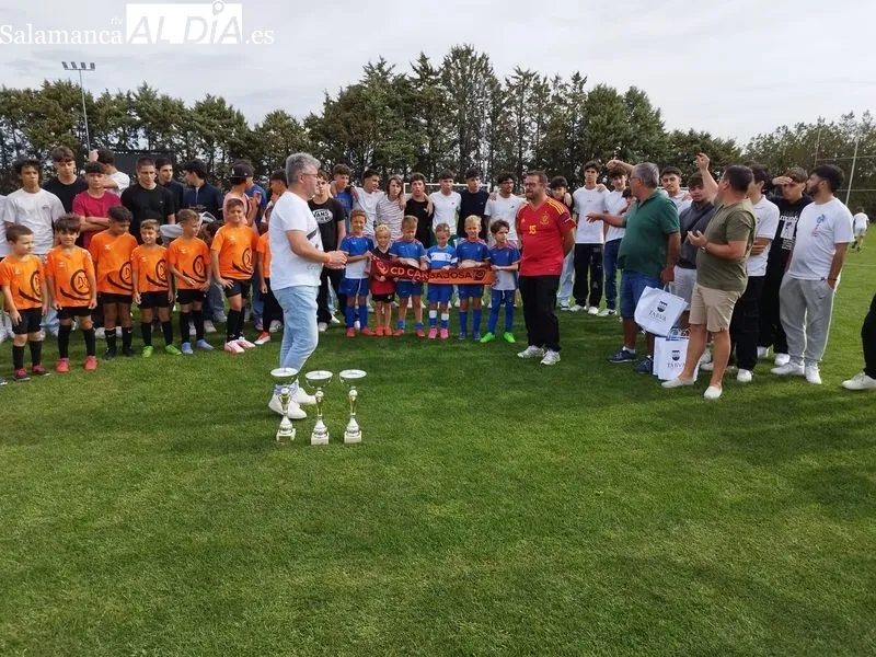 Foto 4 - Ma&ntilde;ana amistosa y divertida en el encuentro entre la base del GD Tabuense portugu&eacute;s y el CD Carbajosa