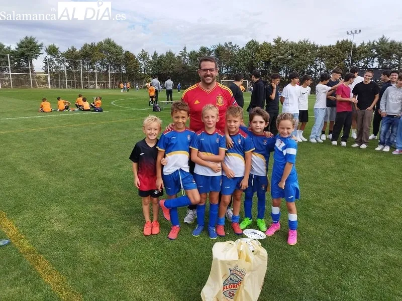Foto 3 - Ma&ntilde;ana amistosa y divertida en el encuentro entre la base del GD Tabuense portugu&eacute;s y el CD Carbajosa