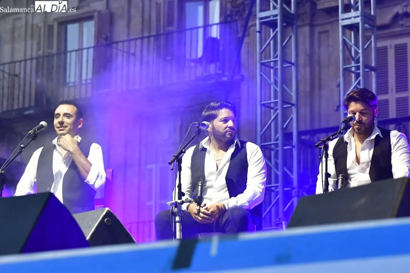 Foto 7 - La voz de Argentina deslumbra en la Plaza Mayor