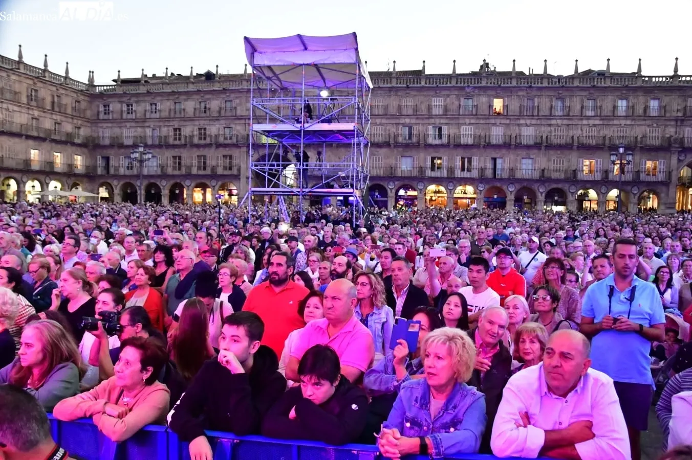 Foto 5 - La voz de Argentina deslumbra en la Plaza Mayor