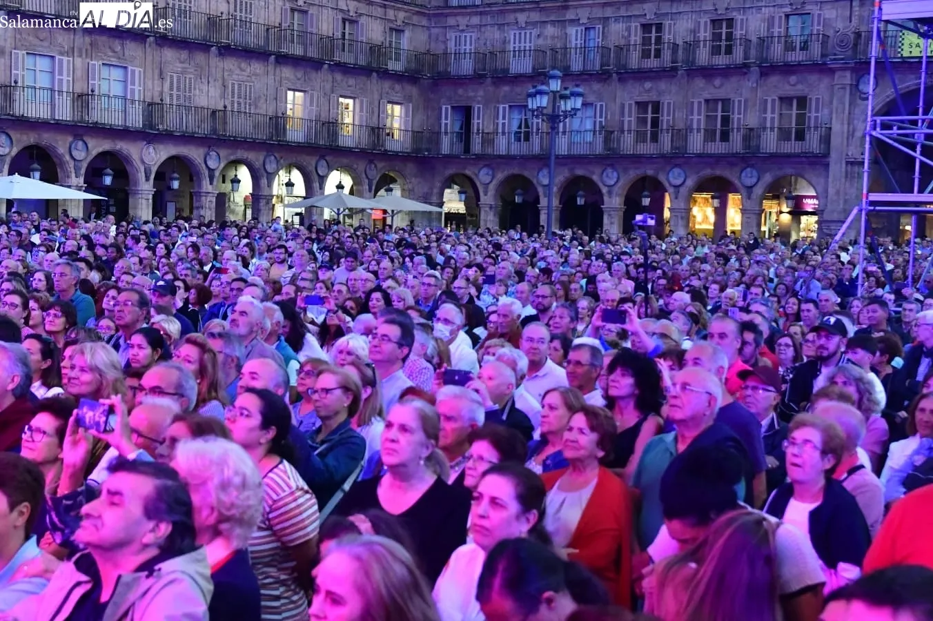 Foto 4 - La voz de Argentina deslumbra en la Plaza Mayor