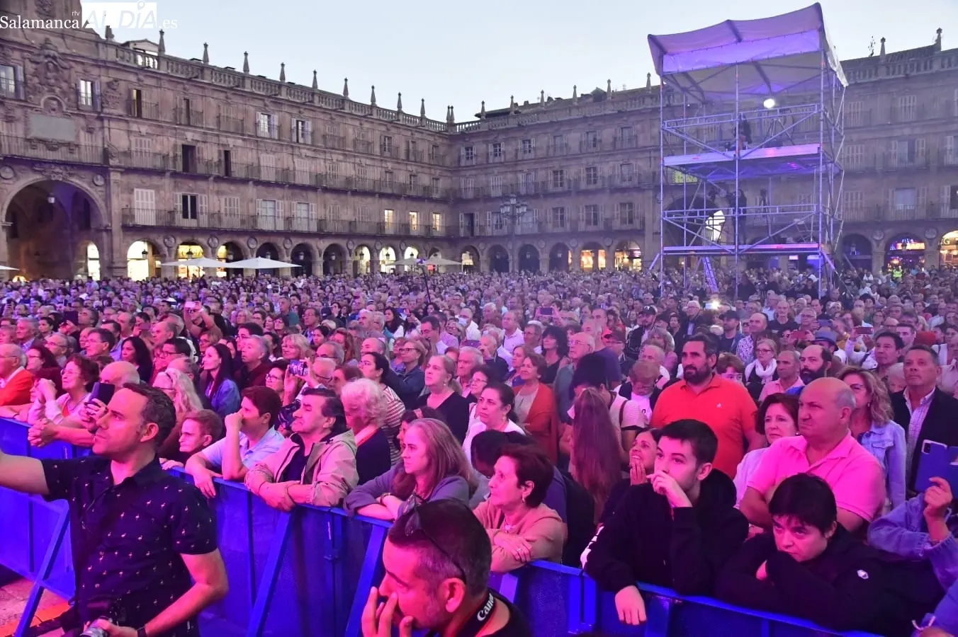 Foto 3 - La voz de Argentina deslumbra en la Plaza Mayor