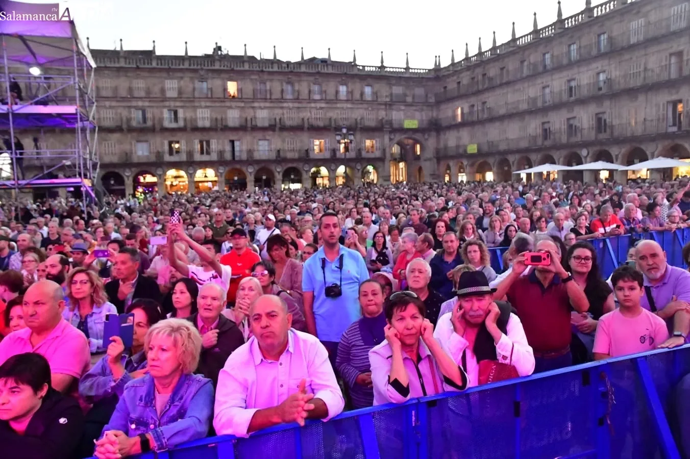 Foto 2 - La voz de Argentina deslumbra en la Plaza Mayor