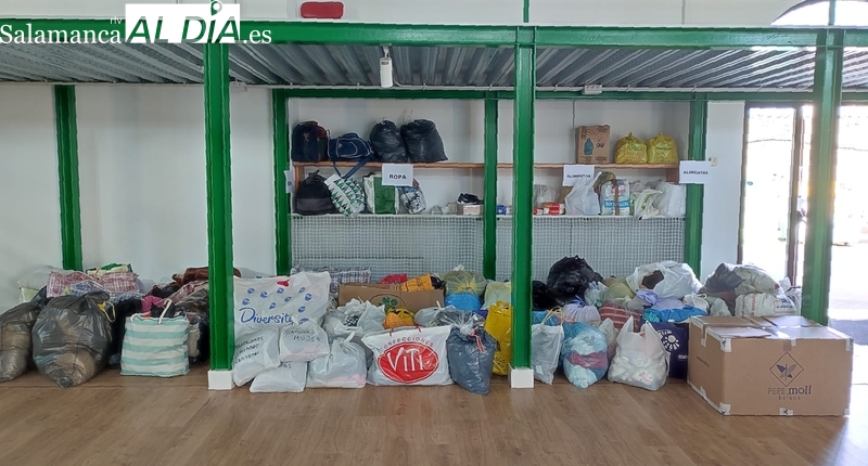 Ropa y alimentos depositados en el Mercado de Abastos de Vitigudino que tendrán como destinatarios los afectados por el terremoto en Marruecos / CORRAL