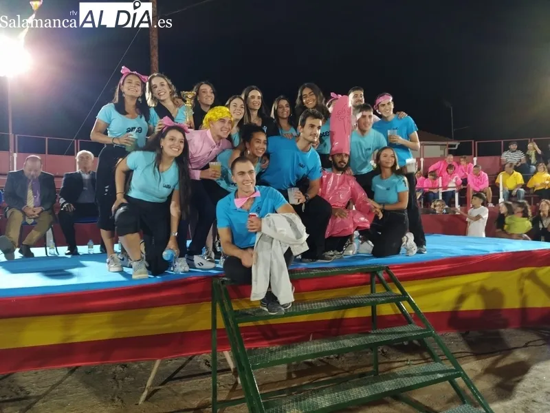 El tercer premio del concurso en el desfile de peñas fue para la peña El Kaos