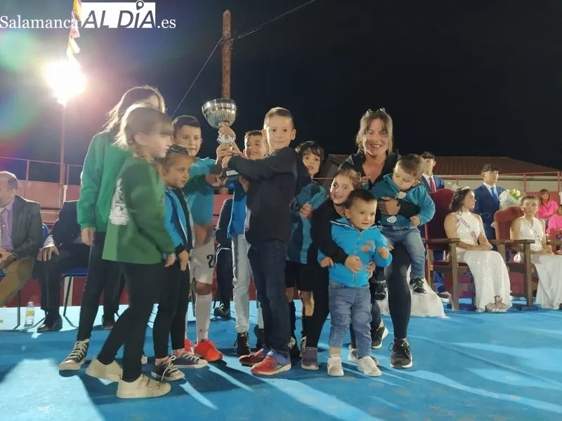 El primer premio del concurso en el desfile de peñas fue para la peña CD