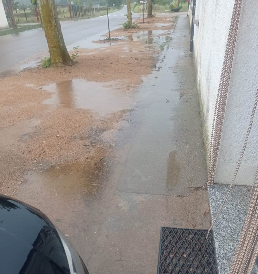 Vecinos de &Aacute;gueda denuncian encharcamientos cuando llueve tras una reforma del Ayuntamiento