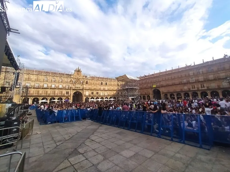 Foto 4 - Expectaci&oacute;n por Juan Magan: decenas de personas ocupan ya la Plaza Mayor a varias horas para el comienzo