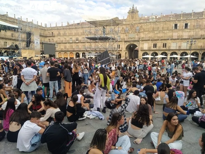 Foto 3 - Expectaci&oacute;n por Juan Magan: decenas de personas ocupan ya la Plaza Mayor a varias horas para el comienzo