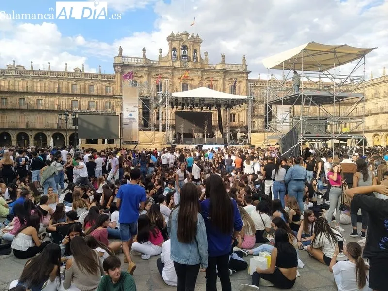 Foto 2 - Expectaci&oacute;n por Juan Magan: decenas de personas ocupan ya la Plaza Mayor a varias horas para el comienzo