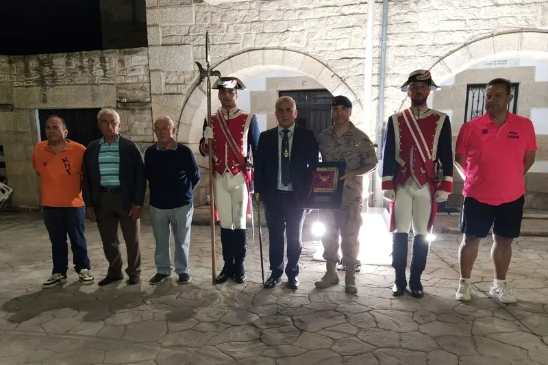 Arriado de bandera por la Guardia Real en Barruecopardo