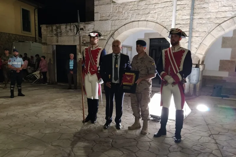 Arriado de bandera por la Guardia Real en Barruecopardo