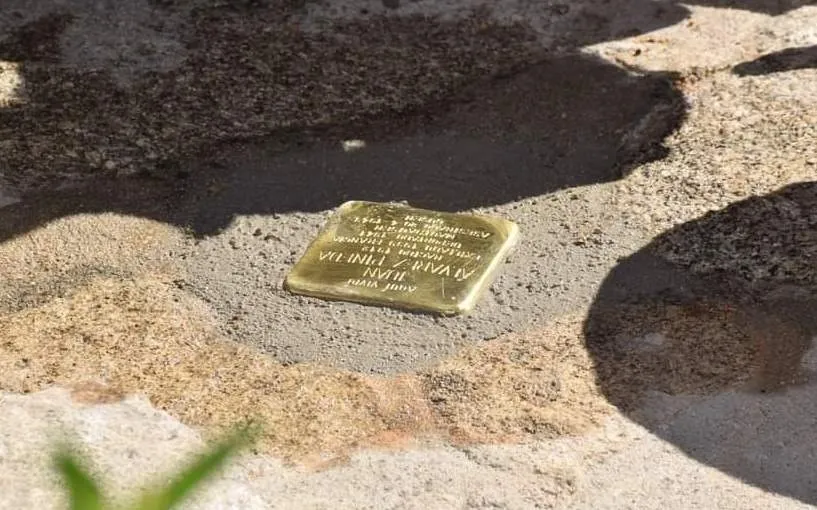 Placa colocada en Aldea del Obispo