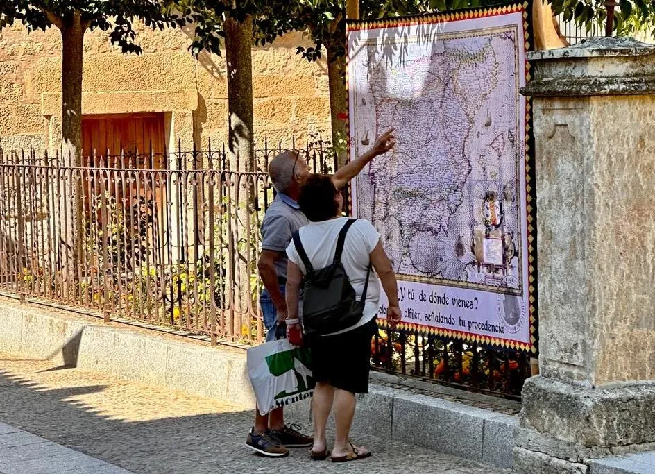 Foto 3 - Instalada una Torre de asedio y un mapa para que los visitantes marquen su procedencia