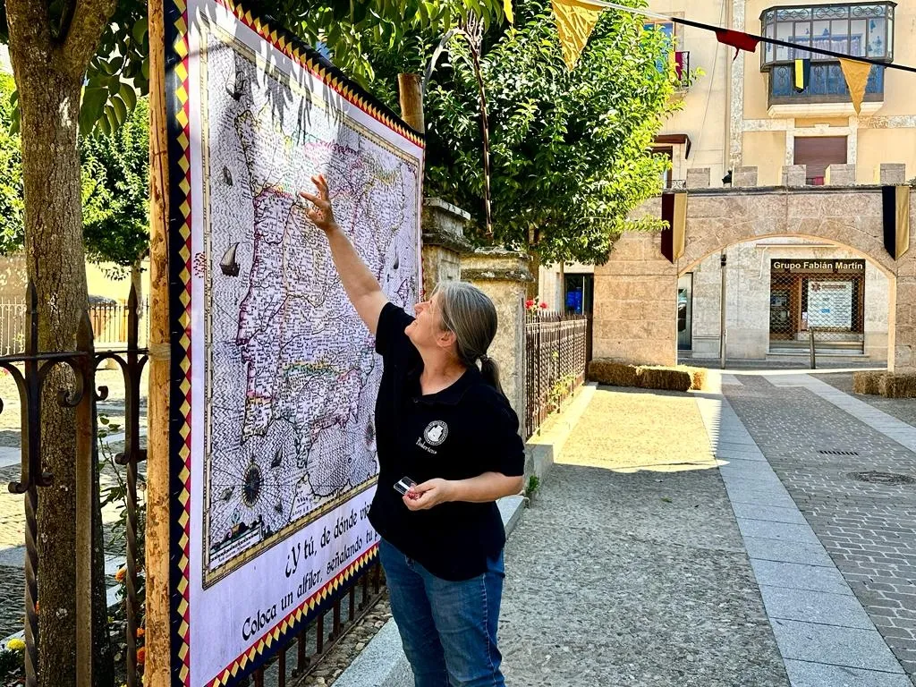 Foto 2 - Instalada una Torre de asedio y un mapa para que los visitantes marquen su procedencia