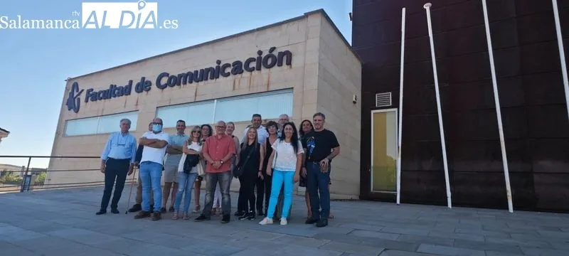 Foto 4 - La primera promoci&oacute;n de Periodismo de la UPSA visita su Facultad