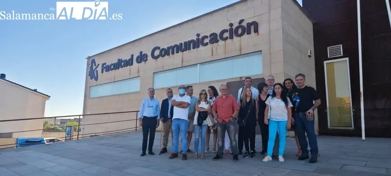 Foto 3 - La primera promoci&oacute;n de Periodismo de la UPSA visita su Facultad