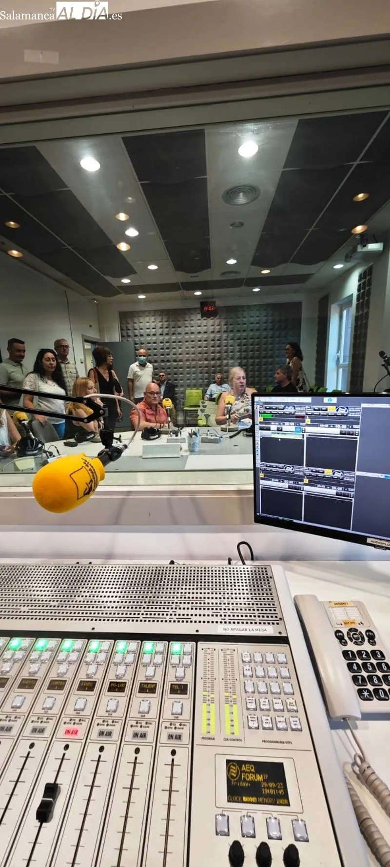 Foto 2 - La primera promoci&oacute;n de Periodismo de la UPSA visita su Facultad